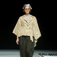 Fashion show koleksi baju Lebaran dari Ikat Indonesia by Didiet Maulana dengan tema Ayara Kinandari digelar di Garis Poetih Raya festival 2025, Pondok Indah Mall, Jakarta Selatan. Kamis [16/1/2025]. Foto: Mohammad Abduh/detikcom.