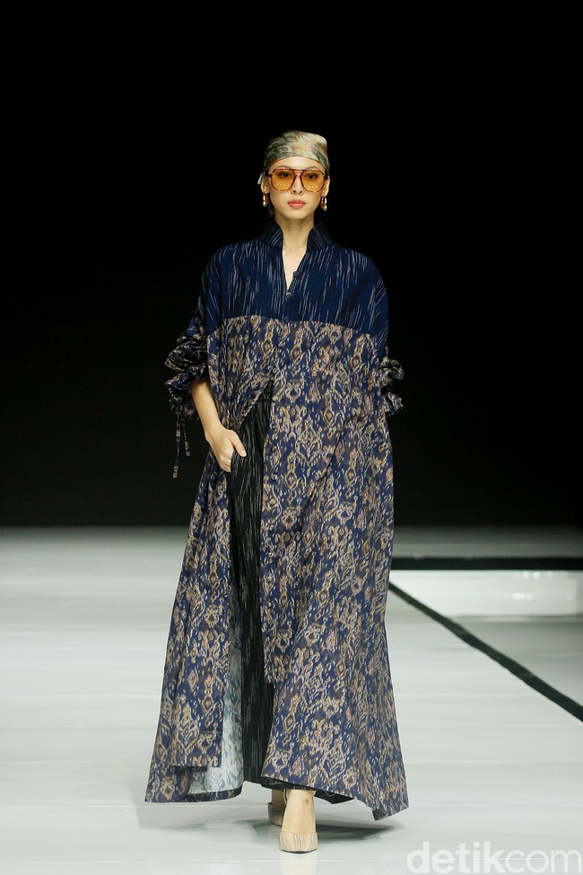 Fashion show koleksi baju Lebaran dari Ikat Indonesia by Didiet Maulana dengan tema Ayara Kinandari digelar di Garis Poetih Raya festival 2025, Pondok Indah Mall, Jakarta Selatan. Kamis [16/1/2025]. Foto: Mohammad Abduh/detikcom.