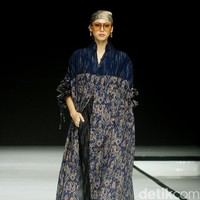 Fashion show koleksi baju Lebaran dari Ikat Indonesia by Didiet Maulana dengan tema Ayara Kinandari digelar di Garis Poetih Raya festival 2025, Pondok Indah Mall, Jakarta Selatan. Kamis [16/1/2025]. Foto: Mohammad Abduh/detikcom.