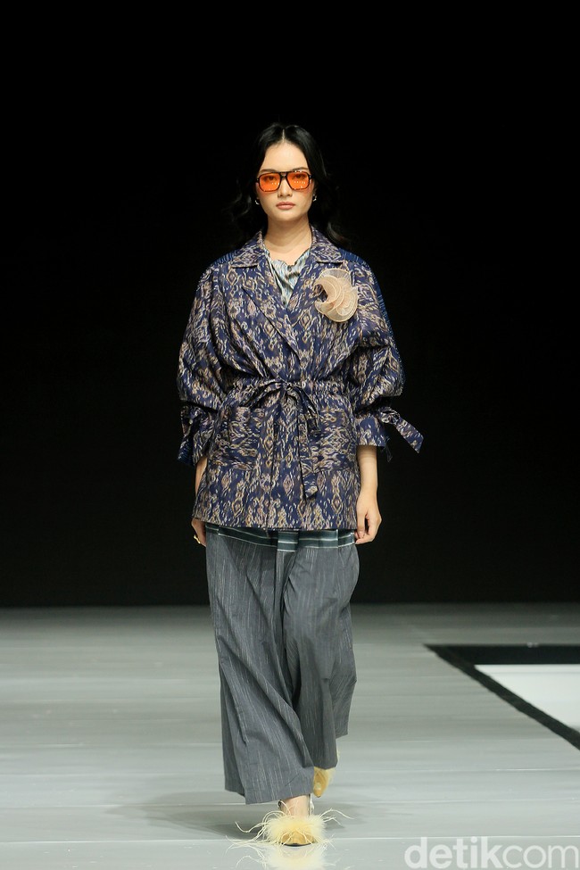 Fashion show koleksi baju Lebaran dari Ikat Indonesia by Didiet Maulana dengan tema Ayara Kinandari digelar di Garis Poetih Raya festival 2025, Pondok Indah Mall, Jakarta Selatan. Kamis [16/1/2025]. Foto: Mohammad Abduh/detikcom.