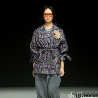 Fashion show koleksi baju Lebaran dari Ikat Indonesia by Didiet Maulana dengan tema Ayara Kinandari digelar di Garis Poetih Raya festival 2025, Pondok Indah Mall, Jakarta Selatan. Kamis [16/1/2025]. Foto: Mohammad Abduh/detikcom.