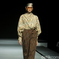 Fashion show koleksi baju Lebaran dari Ikat Indonesia by Didiet Maulana dengan tema Ayara Kinandari digelar di Garis Poetih Raya festival 2025, Pondok Indah Mall, Jakarta Selatan. Kamis [16/1/2025]. Foto: Mohammad Abduh/detikcom