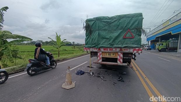 Kondisi truk trailer G 1892 DD masih mogok di tengah ruas Jalan Wates barat simpang empat Sedayu, Bantul, Senin (20/1/2025).