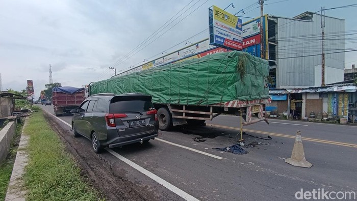 Kondisi truk trailer G 1892 DD masih mogok di tengah ruas Jalan Wates barat simpang empat Sedayu, Bantul, Senin (20/1/2025).