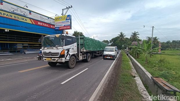 Kondisi truk trailer G 1892 DD masih mogok di tengah ruas Jalan Wates barat simpang empat Sedayu, Bantul, Senin (20/1/2025).