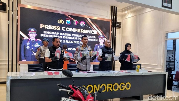 Konferensi pers pencurian motor yang dilakukan residivis di Ponorogo.