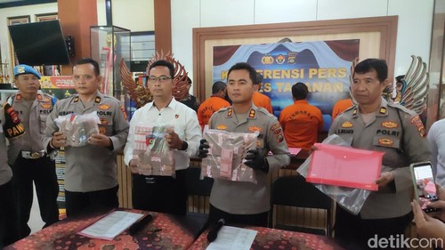 Konferensi pers pengungkapan korupsi dana UEP di Polres Tabanan, Senin (20/1/2025).