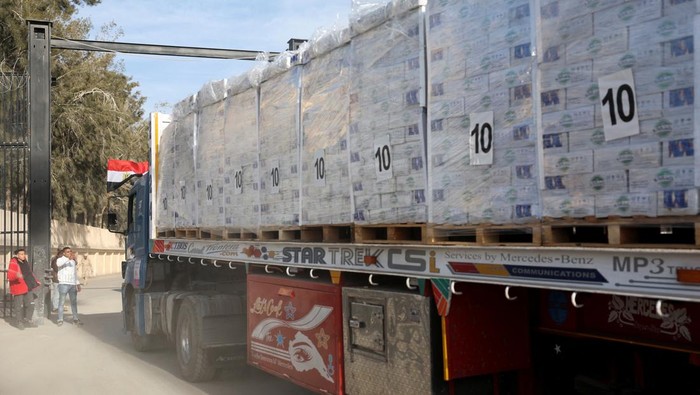 Konvoi Truk Bantuan Kemanusiaan Mulai Masuki Gaza A truck carrying aid drives, at the Rafah border crossing between Egypt and the Gaza Strip, amid a ceasefire between Israel and Hamas, in Rafah, Egypt, January 19, 2025. REUTERS/Mohamed Abd El Ghany