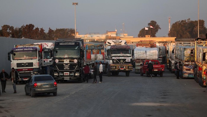 A truck carrying aid drives, at the Rafah border crossing between Egypt and the Gaza Strip, amid a ceasefire between Israel and Hamas, in Rafah, Egypt, January 19, 2025. REUTERS/Mohamed Abd El Ghany