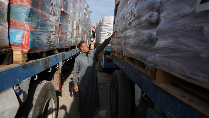 A truck carrying aid drives, at the Rafah border crossing between Egypt and the Gaza Strip, amid a ceasefire between Israel and Hamas, in Rafah, Egypt, January 19, 2025. REUTERS/Mohamed Abd El Ghany