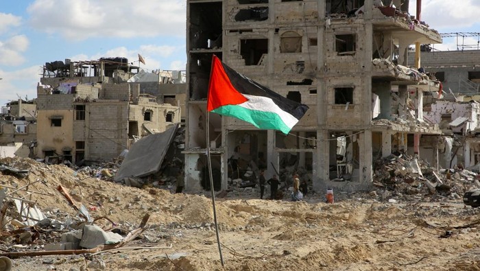 Kota Rafah Luluh Lantak Saat Warga Kembali di Tengah Gencatan Senjata Palestinians walk past the rubble of houses and buildings destroyed during the war, following a ceasefire between Israel and Hamas, in Rafah in the southern Gaza Strip, January 20, 2025. REUTERS/Hatem Khaled TPX IMAGES OF THE DAY