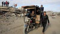 Warga mulai kembali ke Rafah untuk pertama kalinya setelah gencatan senjata selama enam minggu dilaksanakan pada hari Minggu, setelah lebih dari 15 bulan konflik yang menghancurkan. Mereka terpaksa meninggalkan rumah mereka ketika tentara Israel memerintahkan evakuasi.