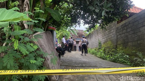 Lokasi kejadian tanah longsor menimpa buruh bangunan di Jalan Kendedes, Ubung Kaja, Denpasar, Senin (20/1/2025). (Rizky Setyo)