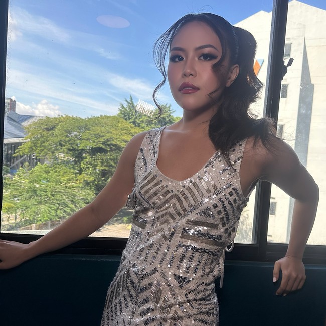 “Memenangkan kontes kecantikan Mrs Petite Global 2025 merupakan kehormatan yang luar biasa dan aku sangat bersyukur atas kesempatan luar biasa ini,” katanya dilansir Strait Times. Foto: Instagram