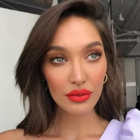 Tampilan bold dengan lipstik oranye terang akan semakin menonjol jika dipadukan smoky eye bernuansa nude. Foto: dok. Instagram