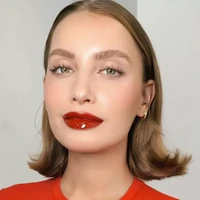 Untuk mendapatkan bibir juicy, pilih lipstik merah dengan hasil akhir vinyl yang berkilau. Padukan dengan riasan dasar tipis sehingga tetap memancarkan kulit sehat nan glowing. Foto: dok. Instagram