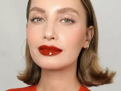 Foto: Padu padan Riasan dengan Lipstik Merah, Cocok untuk Makeup Imlek 2025