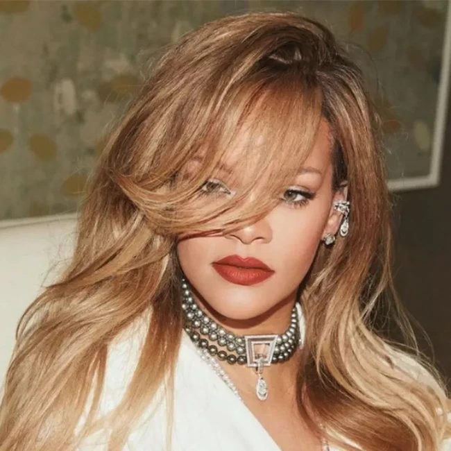 Rihanna dikenal sebagai ratu lipstik merah. Tidak hanya bisa berhenti di merah cabai, Rihanna memulas bibirnya dengan nuansa maple yang menghadirkan tampilan bold tanpa terlalu berlebihan.  Kombinasikan dengan riasan mata minimalis sehingga hanya menonjolkan bibir. Foto: dok. Instagram