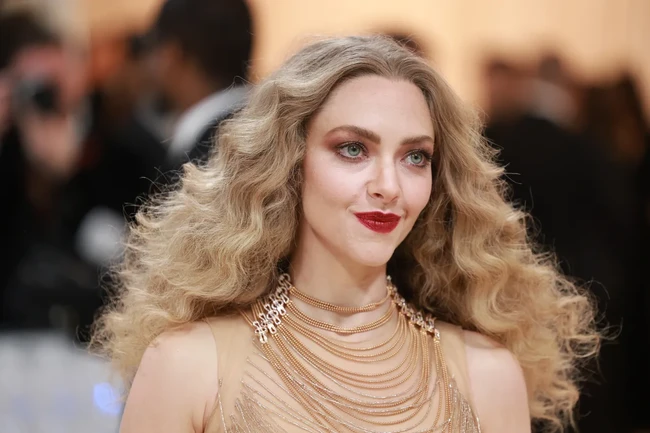 Untuk yang menyukai tampilan dramatis, padukan eye makeup yang mencolok dengan lipstik merah tua. Inspirasi dari Amanda Seyfried ini menunjukkan bagaimana smokey eyes warna coklat keemesan bisa melengkapi riasan bibir merah, menghasilkan makeup bold yang senada.  Foto: dok. Instagram