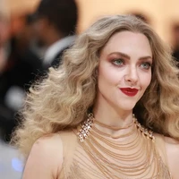 Untuk yang menyukai tampilan dramatis, padukan eye makeup yang mencolok dengan lipstik merah tua. Inspirasi dari Amanda Seyfried ini menunjukkan bagaimana smokey eyes warna coklat keemesan bisa melengkapi riasan bibir merah, menghasilkan makeup bold yang senada.  Foto: dok. Instagram