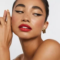 Tampil klasik dengan kombinasi lipstik merah dan winged liner. Gaya ini menghadirkan nuansa bold namun tetap universal. Eeyeliner hitam yang tajam untuk menonjolkan mata dan sentuhan lipstik merah semakin memberikan kesan glamour.  Foto: dok. Instagram