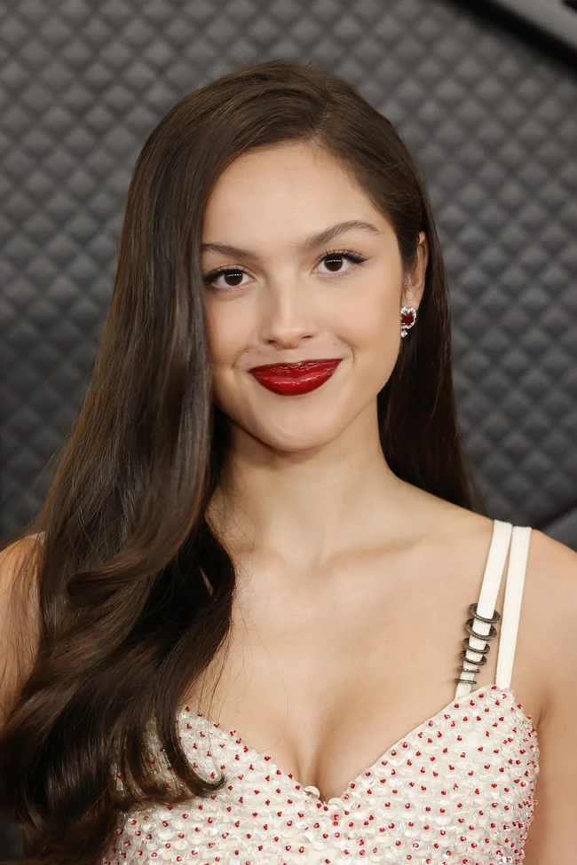 Bagi yang menyukai tampilan dramatis, padukan eye makeup yang mencolok dengan lipstik merah tua. Inspirasi dari Amanda Seyfried ini menunjukkan bagaimana smokey eyes warna coklat keemesan bisa melengkapi riasan bibir merah, menghasilkan makeup bold yang senada.  Foto: dok. Instagram