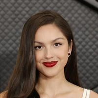 Bagi yang menyukai tampilan dramatis, padukan eye makeup yang mencolok dengan lipstik merah tua. Inspirasi dari Amanda Seyfried ini menunjukkan bagaimana smokey eyes warna coklat keemesan bisa melengkapi riasan bibir merah, menghasilkan makeup bold yang senada.  Foto: dok. Instagram