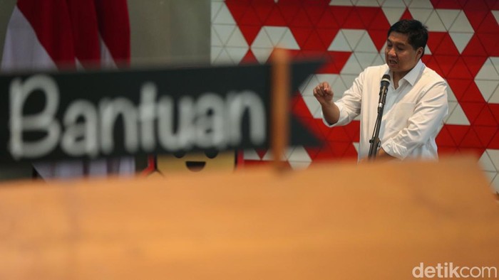 Plt Gubernur Jakarta Teguh Setyabudi, Menteri Perumahan dan Kawasan Pemukiman Maruarar Sirait dan Menteri Dalam Negeri Tito Karnavian memberikan surat Persetujuan Bangunan Gedung (PBG) di Mall Pelayanan Publik, Jakarta, Senin (20/1/2025).