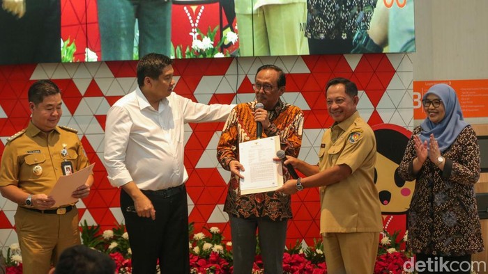 Makin Cepat, Urus PBG di Jakarta Cuma 30 Menit Plt Gubernur Jakarta Teguh Setyabudi, Menteri Perumahan dan Kawasan Pemukiman Maruarar Sirait dan Menteri Dalam Negeri Tito Karnavian memberikan surat Persetujuan Bangunan Gedung (PBG) di Mall Pelayanan Publik, Jakarta, Senin (20/1/2025).