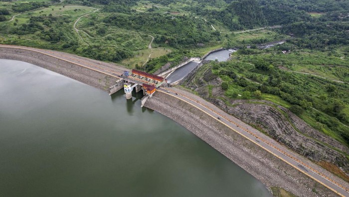 Lansekap bendungan Jatigede di Kabupaten Sumedang, Jawa Barat, Senin (20/1/2025). PLTA Jatigede resmi beroperasi secara penuh yang dibangun oleh PT PLN (Persero) dengan kapasitas 2 X 55 MegaWatt (MW) serta hadirnya PLTA ini meningkatkan bauran energi dari sumber energi baru terbarukan (EBT) sebesar 110 MW yang mampu mengaliri listril ke 71.923 rumah. ANTARA FOTO/Raisan Al Farisi