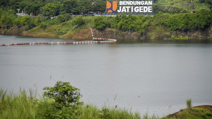 Lansekap bendungan Jatigede di Kabupaten Sumedang, Jawa Barat, Senin (20/1/2025). PLTA Jatigede resmi beroperasi secara penuh yang dibangun oleh PT PLN (Persero) dengan kapasitas 2 X 55 MegaWatt (MW) serta hadirnya PLTA ini meningkatkan bauran energi dari sumber energi baru terbarukan (EBT) sebesar 110 MW yang mampu mengaliri listril ke 71.923 rumah. ANTARA FOTO/Raisan Al Farisi