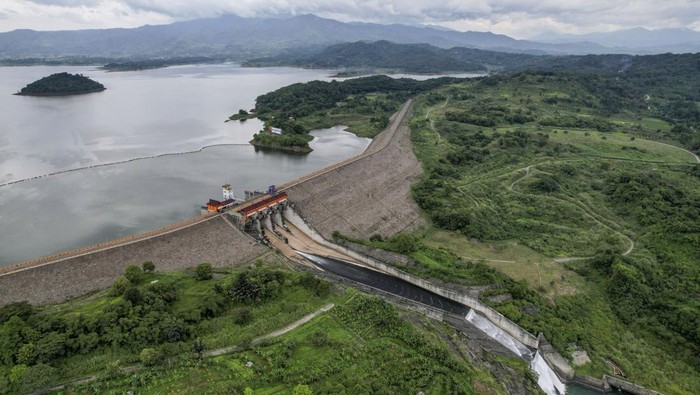 Lansekap bendungan Jatigede di Kabupaten Sumedang, Jawa Barat, Senin (20/1/2025). PLTA Jatigede resmi beroperasi secara penuh yang dibangun oleh PT PLN (Persero) dengan kapasitas 2 X 55 MegaWatt (MW) serta hadirnya PLTA ini meningkatkan bauran energi dari sumber energi baru terbarukan (EBT) sebesar 110 MW yang mampu mengaliri listril ke 71.923 rumah. ANTARA FOTO/Raisan Al Farisi