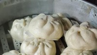 Bakpao kaki lima di Kemang Pratama, Bekasi tak boleh dilewatkan. Namanya Bakpao Pakde, menawarkan bakpao empuk dengan pilihan isian ayam, cokelat, dan kacang hijau. Biasanya mulai buka pukul 16.00. Foto : Google Review / D.Andhi