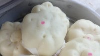 Adonan bakpao homemade nan lembut bisa ditemui di penjual bakpao yang ada di Gang Waru H.Tugu, Cipondoh. Bakpao nikmat dengan varian beragam harganya cuma Rp 8 ribu! Foto : istimewa