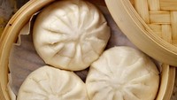 Bakpao Popoho di Kembangan Utara menawarkan bakpao dengan adonan lembut. Variannya ada coklat dan kacang hijau. Bisa pesan juga versi bakpao mini. Harganya mulai dari Rp 9.500 saja per buah. Foto : IStock