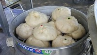 Penjual bakpao kaki lima di Graha Harapan, Mustika Jaya, Bekasi ini menawarkan bakpao dengan adonan empuk. Harga per buahnya hanya Rp 5 ribu, isiannya beragam. Foto : Google Review / Zaenal Askin