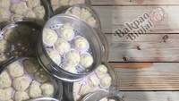 Kalau mencari bakpao Rp 5 ribuan yang lembut dan terbuat dari bahan alami, bisa pesan di Bakpao Binjai di Bekasi. Variannya beragam, mulai dari srikaya, kelapa, cokelat, sampai isian daging sapi dan ayam. Foto : Bakpao Binjai