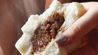 Bakpao homemade dari Dapao ini sayang dilewatkan. Harganya Rp 8 ribu, punya varian ayam kecap, kacang tanah, kacang merah, sampai kelapa. Bisa dipesan lewat e-commerce, namanya Dapao di Tangerang. Foto : shopee / Dapao