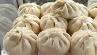 Bakpao gerobakan ini menjadi andalan banyak warga Mampang Prapatan, Jakarta Selatan. Menawarkan bakpao dengan isian ayam, kacang hijau, dan cokelat dengan harga Rp 8.000 aja. Foto : Google Review / Bakpao Mekarsari