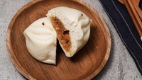 Kenikmatan bakpao dengan isian beragam bisa dicoba di Bakpao Sun A531 di Taman Palem, Cengkareng. Selain adonan empuk, harganya terjangkau, variasinya juga banyak. Terdapat pilihan ayam kecap, chasio, cokelat, tausa, sampai kelapa! Foto : Instagram