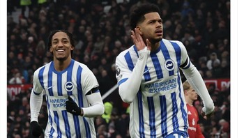 Brighton membuat para fans MU terdiam karena klub Setan Merah kalah di kandang sendiri. Foto: X.com