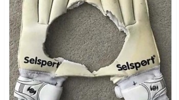 Meme sarung tangan Onana bolong. Foto: X.com