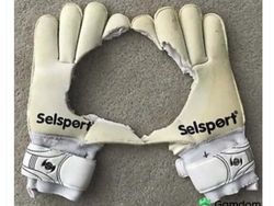 MU Dilibas Brighton, Sarung Tangan Onana Bolong