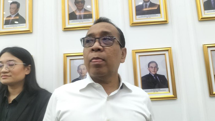 Menko PMK Pratikno di kantor Kemenko PMK, Jakarta, Senin (20/1/2025).