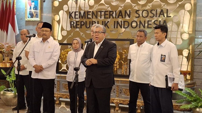 Mensos Gus Ipul (pakai peci) dan Fahri Hamzah (jas hitam)-(Taufiq/detikcom)
