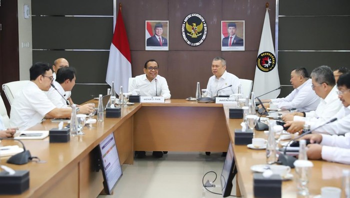 Menteri Koordinator Bidang Pembangunan Manusia dan Kebudayaan (Menko PMK) Pratikno menerima audiensi Menteri Perhubungan (Menhub) Dudy Purwagandhi.