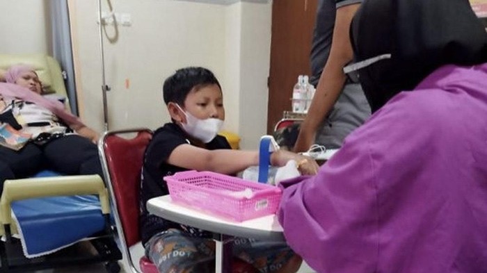 MF (18) anak bungsi Chusnul, Penyintas Bom Bali I menjalani pemeriksaan di rumah sakit.