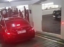 ASN Kemdiktiksaintek Kompak Teriak Turun Saat Mobil RI 25 Melintas