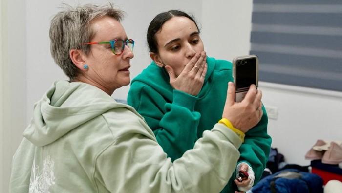 Momen Haru 3 Sandera Israel Bertemu dengan Keluarganya Released British-Israeli hostage Emily Damari arrives at Sheba Medical Center in Ramat Gan, Israel, after being held in Gaza since the deadly October 7 2023 attack by Hamas, in this?handout?image obtained by Reuters on January 19, 2025. Maayan Toaf/GPO/Handout via REUTERS THIS IMAGE HAS BEEN SUPPLIED BY A THIRD PARTY