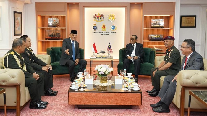 Momen Menhan Sjafrie Jalin Kerjasama Pertahanan dengan Menhan Malaysia Menteri Pertahanan RI Sjafrie Sjamsoeddin melaksanakan kunjungan kehormatan kepada Menteri Pertahanan Malaysia, Yang Mulia Datoβ Seri Mohamed Khaled Nordin di Kantor Kemhan Malaysia, Kuala Lumpur, Senin (20/1/2025).